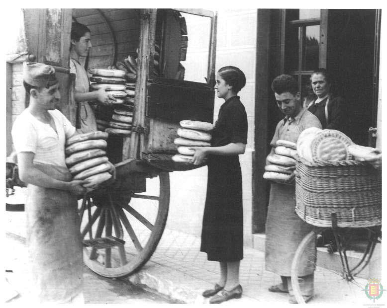 Empleados de una panadería preparando el reparto del pan.