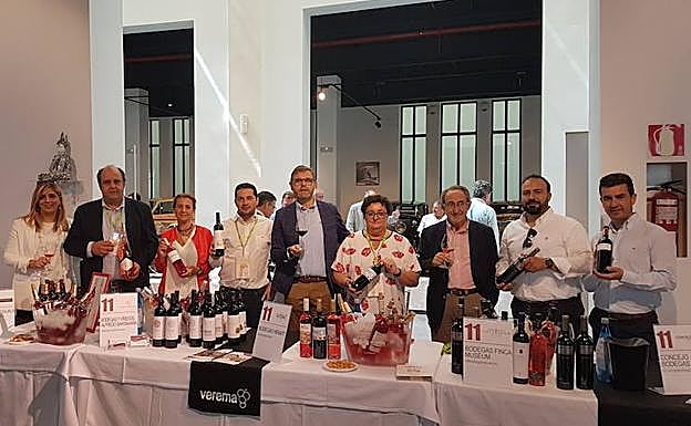 Los representantes de las bodegas de Cigales posan con Raúls Escudero y Julio Valles. 