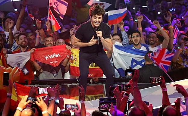 Miki interpreta 'La venda' en la final de Eurovisión de Tel Aviv.