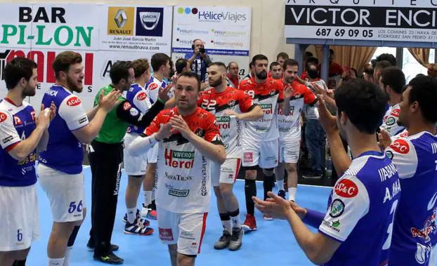 Los jugadores del Cisne hacen pasillo al BM Nava en el último partido de Liga.