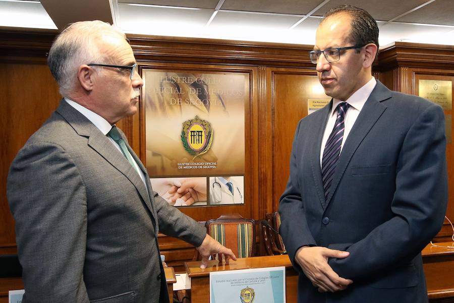 Los doctores Enrique Guilabert (dcha.) y Dairo Gutiérrez, ayer en el Colegio de Médicos de Segovia. 