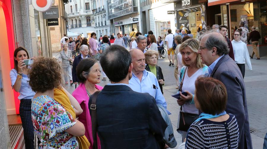 Fotos: Pilar del Olmo y Juan Vicente Herrera hacen campaña por el centro de Valladolid