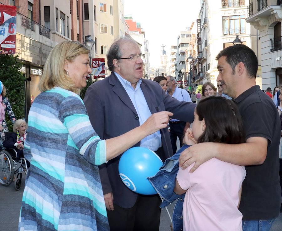 Fotos: Pilar del Olmo y Juan Vicente Herrera hacen campaña por el centro de Valladolid