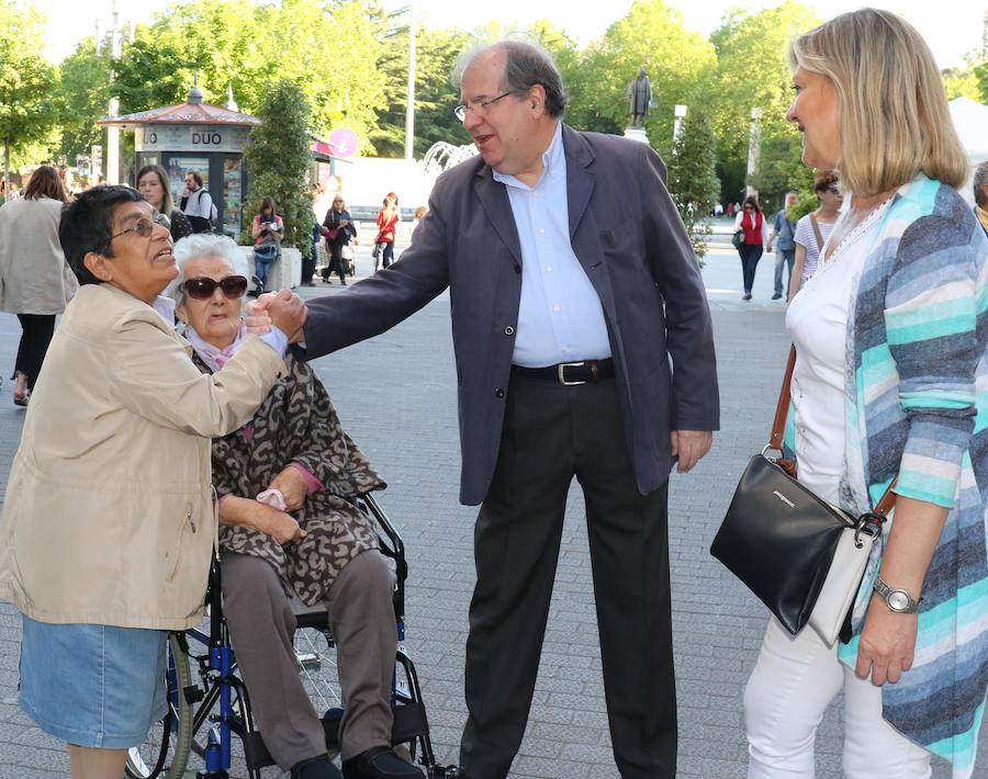 Fotos: Pilar del Olmo y Juan Vicente Herrera hacen campaña por el centro de Valladolid