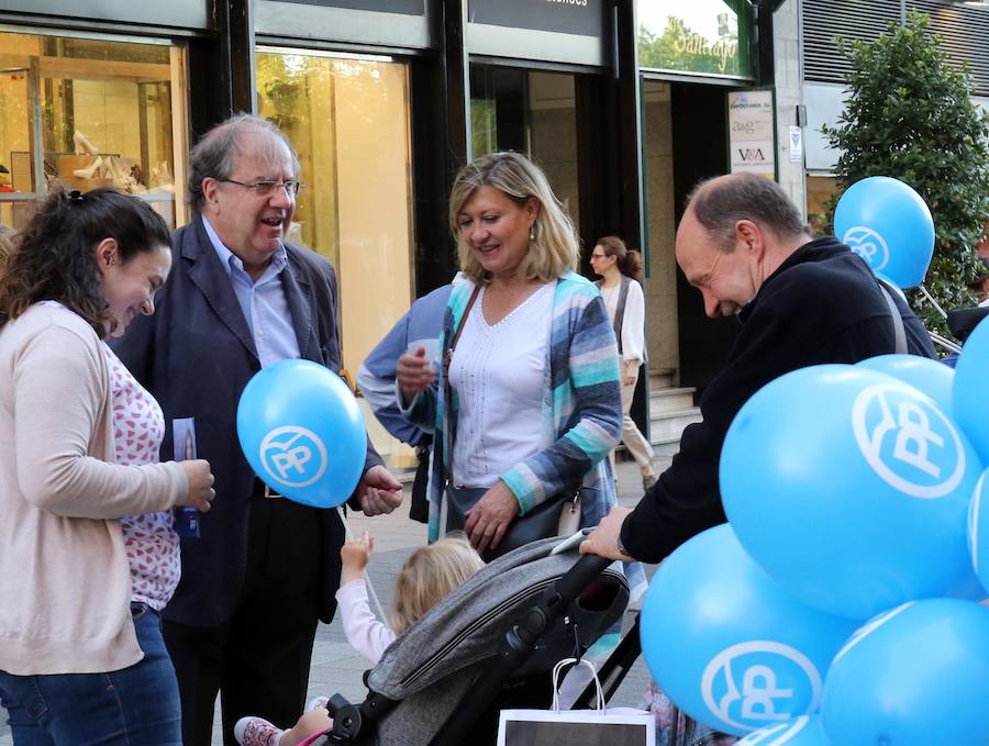 Fotos: Pilar del Olmo y Juan Vicente Herrera hacen campaña por el centro de Valladolid