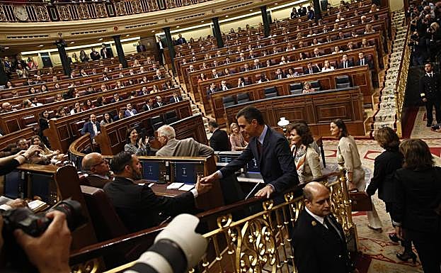 Los líderes de VOX y PSOE, Santiago Abascal (i) y Pedro Sánchez (d) se saludan durante la constitución de la XIII Legislatura de la Cámara Baja.