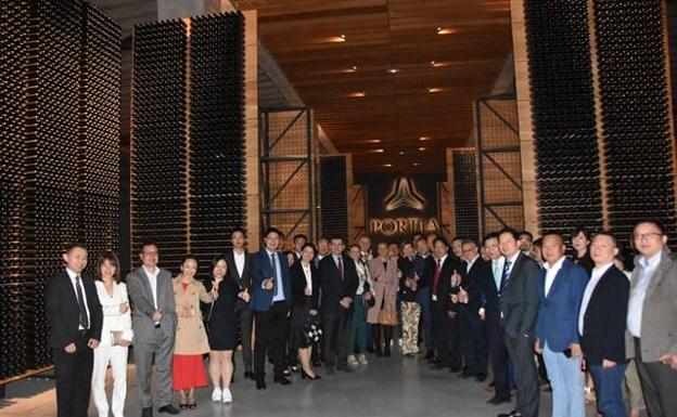 Los asistentes a la creación de la Asociación China y España de Vinos, en el gran botellero de Bodegas Portia. 