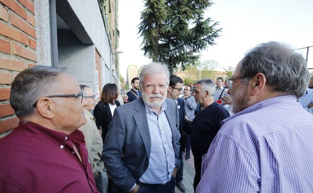 Rodríguez Ibarra conversa con vecinos del barrio de San José. 