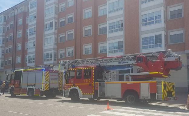 Dos camiones de bomberos acuden por un aviso a la calle Estadio, en Laguna de Duero. 
