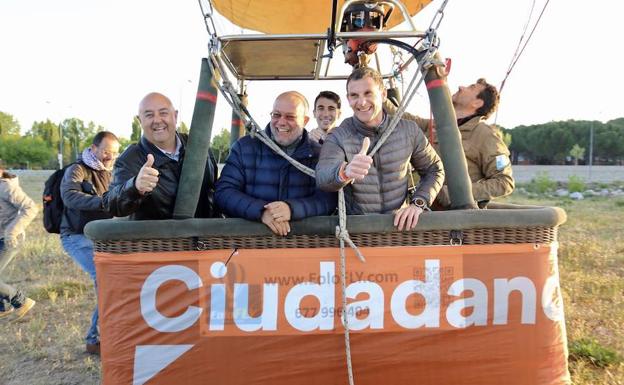 Imagen principal - El candidato de Ciudadanos a la Presidencia de la Junta de Castilla y León, Francisco Igea, pasea en globo sobre Ávila. 