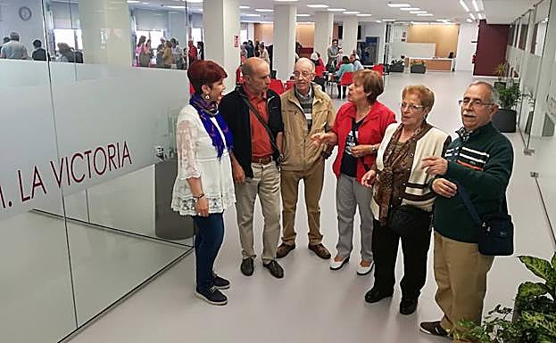 La directora, Merche García, con miembros del consejo en el centro. 