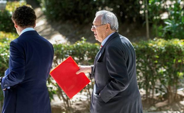 El exembajador Raúl Morodo, este miércoles a su salida de la Audiencia Nacional.