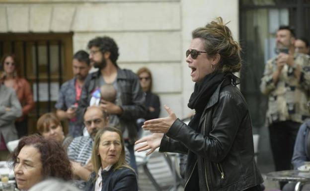 Una cantaora entona una saeta en la terraza del Coco Café, en la plaza de Federico Wattenberg. 