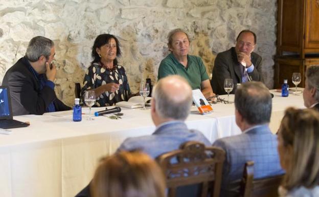 Encuentro 'Vino y Literatura'. Charla con Carlos Aganzo, Elisa y Germán Delibes. 