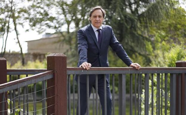 Carlos García Carbayo posa en el parque de los Jesuitas. 