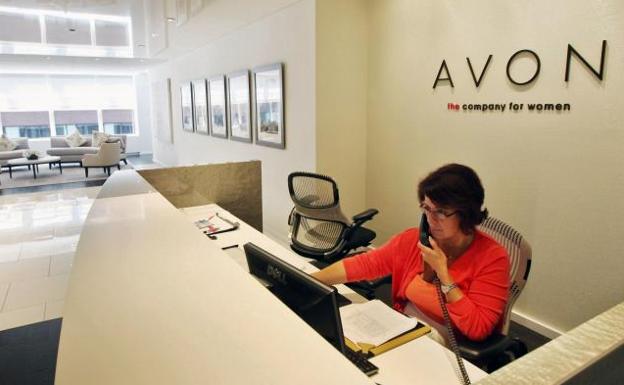Empleada de Avon en las oficinas de la empresa en Nueva York.