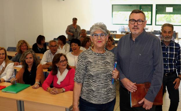Carmen Pequeño y Mario Fernández, en las aulas de la Facultad de Educación y Trabajo Socia. 