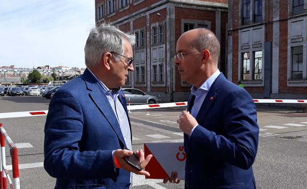 Carlos Sigüenza y Martín Fernández charlan a la entrada de los talleres de Renfe en Farnesio. 