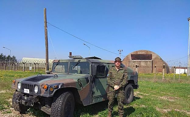 Junto a un jeep en la base aérea de Incirlik, en Turquía. 