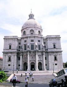 Imagen secundaria 2 - Arriba, Panteón de Hombres Ilustres de la iglesia de Atocha en Madrid. A la izquieda, Panteón de la Patria y la Libertad, diseñado por Oscar Niemeyer en Brasilia. Lisboa. Su panteón está construido sobre las ruinas de la iglesia de Santa Engracia.