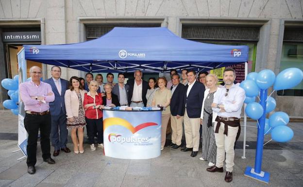 González Pons, junto a compañeros el PP salmantino, en la carpa del partido en la capital. 