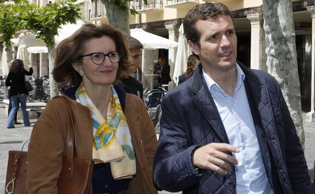 Pablo Casado, junto a su madre. 