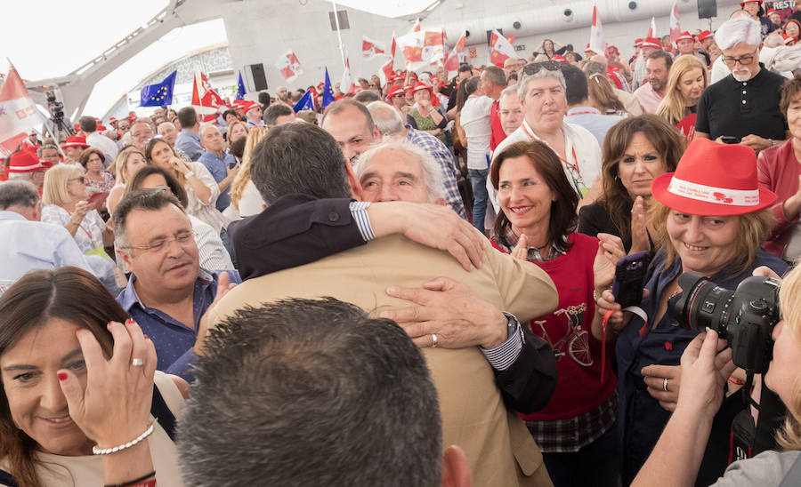 Al presidente del Gobierno le han acompañado en el acto Iratxe García, candidata del PSOE a las europeas, Luis Tudanca y Óscar Puente