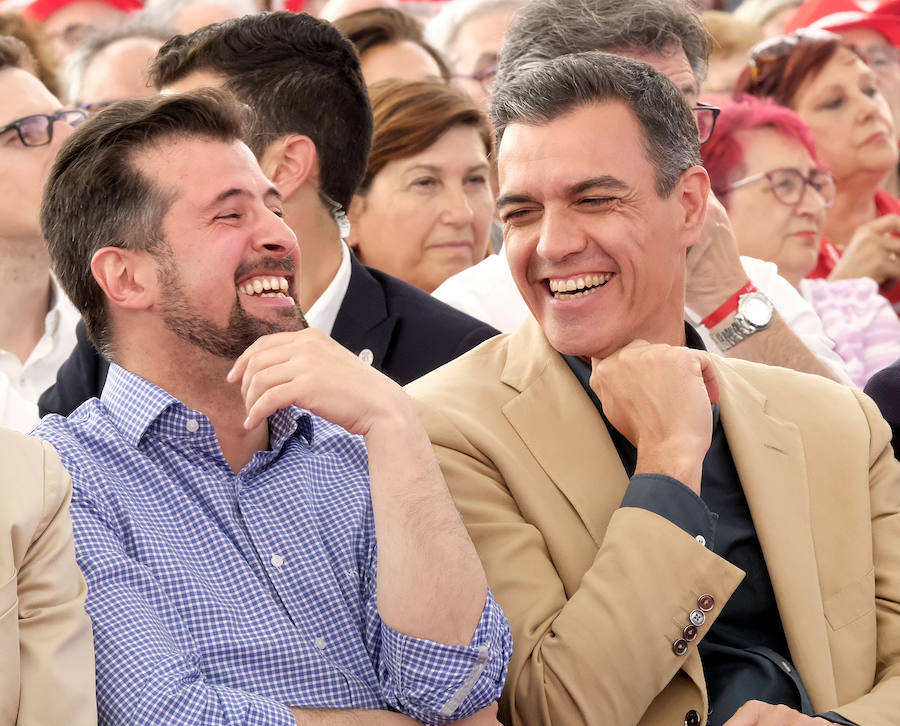 Al presidente del Gobierno le han acompañado en el acto Iratxe García, candidata del PSOE a las europeas, Luis Tudanca y Óscar Puente