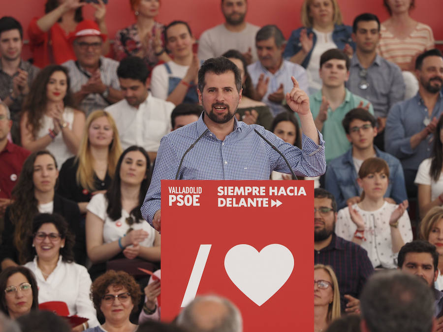 Al presidente del Gobierno le han acompañado en el acto Iratxe García, candidata del PSOE a las europeas, Luis Tudanca y Óscar Puente