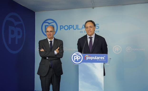 Javier Iglesias y Carlos García Carbayo hacen balance de la campaña electoral en la sede del Partido Popular. 