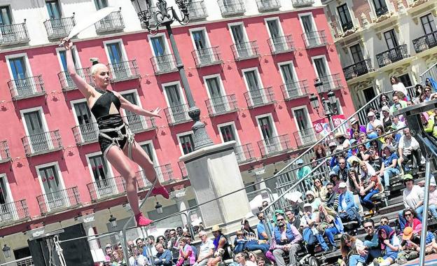 Hanna Moisala, durante su actuación en la Plaza Mayor con las gradas repletas de público.Rodrigo Jiménez