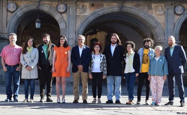 Los candidatos de la confluencia posan en la Plaza Mayor.