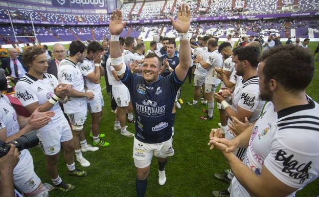 El Salvador hace el pasillo al campeón VRAC en la final del año pasado. 