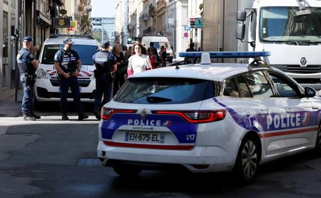 La policía patrulla las calles durante la persecución de un supuesto bombardero de maleta en el centro de Lyon, Francia.