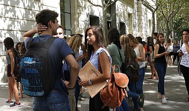Alumnos de la UVA junto a la Facultad de Medicina, en Valladolid. 