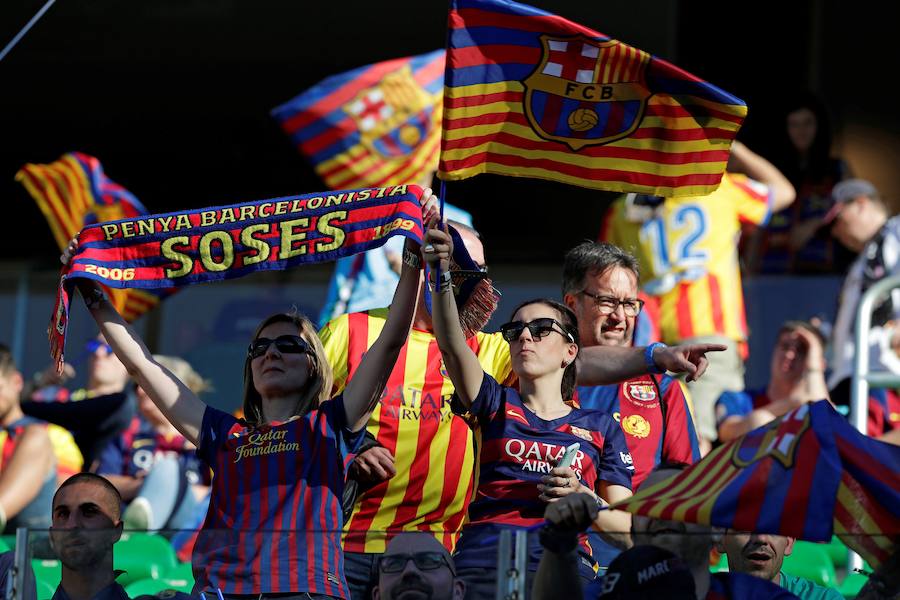 Las aficiones del Barcelona y del Valencia han puesto el colorido a la previa de la final de la Copa del Rey