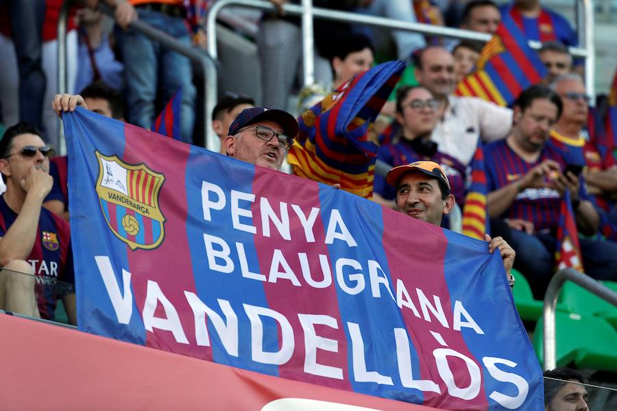 Las aficiones del Barcelona y del Valencia han puesto el colorido a la previa de la final de la Copa del Rey