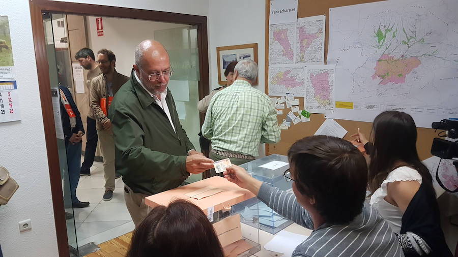 Francisco Igea, candidato de Ciudadanos, votando. 