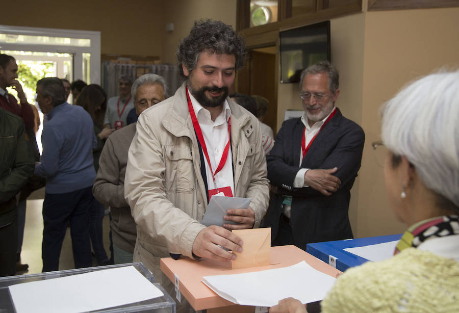 José Sarrión, candidato de Izquierda Unida a la Junta de Castilla y León, votando. 
