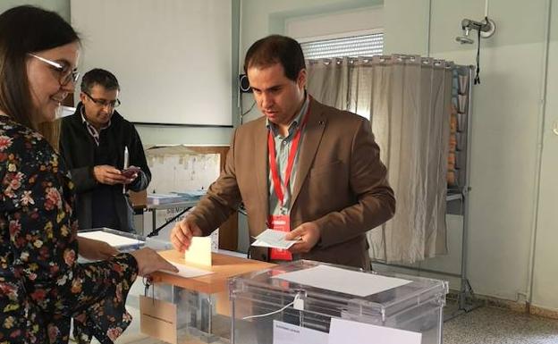 Julio Galván, candidato del PSOE a la alcaldía de Medina de Rioseco, deposita su voto en la urna. 