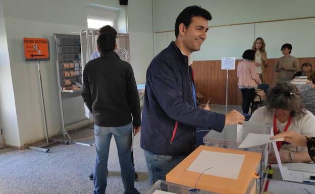 David Esteban, candidato del PP a la alcaldía de Rioseco, deposita su voto. 