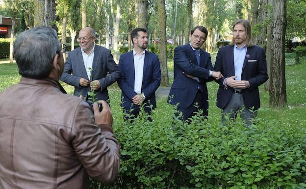 Ramón Gómez, jefe de fotografía de El Norte, da indicaciones a los cuatro candidatos.