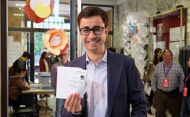 José Luis Mateos, del PSOE, muestra su papeleta.