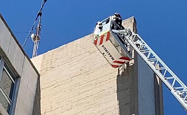 Un momento de la intervención de los bomberos este mediodía. 