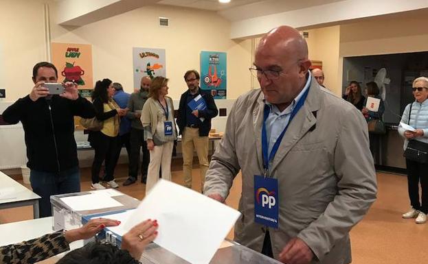 El presidente del Partido Popular de Valladolid deposita su voto en las urnas. 