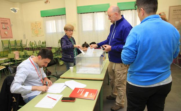 Una de las mesas electorales instaladas en la capital segoviana este domingo. 