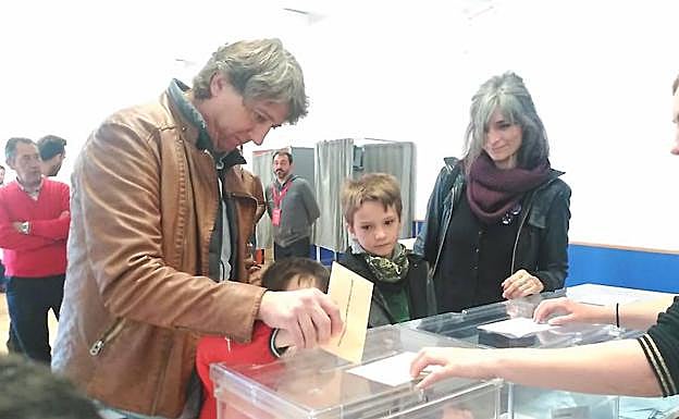 Carlos Martínez, candidato del PSOE, deposita su voto en las urnas. 
