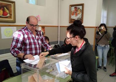 Imagen secundaria 1 - Yolanda de Gregorio (PP), Teresa Madrid (Soria en Común) y Ana Fernández Araque (PPSO), depositan sus votos en las urnas. 