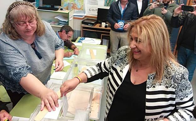 Imagen principal - Yolanda de Gregorio (PP), Teresa Madrid (Soria en Común) y Ana Fernández Araque (PPSO), depositan sus votos en las urnas. 