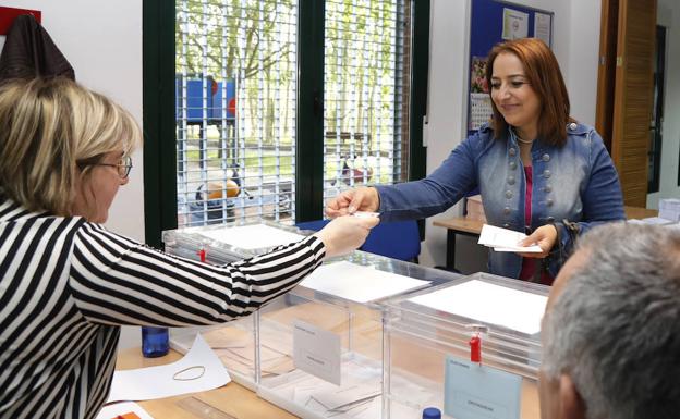 La candidata del PSOE en Palencia, Miriam Andrés, vota en Allende el Río.